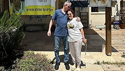 אוהד בן עמי לראשונה בביתו בבארי מאז שנחטף