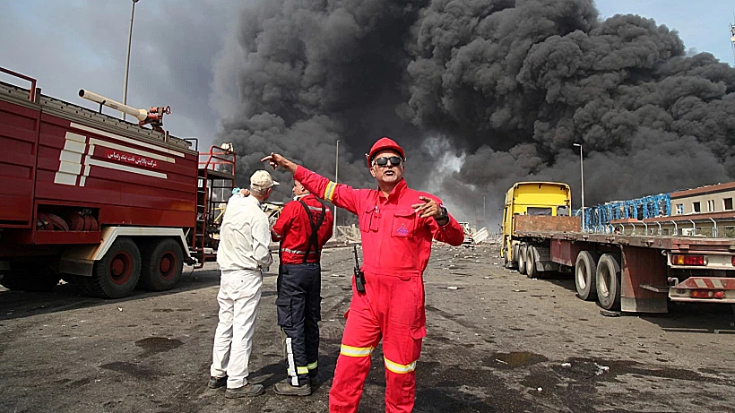 כוחות הצלה בזירת הפיצוץ בעיר הנמל בנדר עבאס שבאיראן