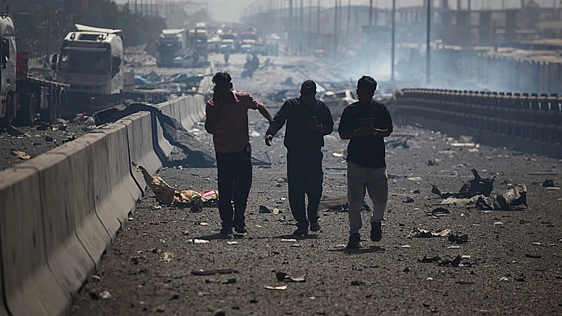 כוחות הצלה בזירת הפיצוץ בעיר הנמל בנדר עבאס שבאיראן