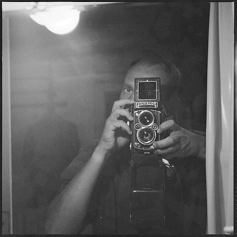 דיוקן עצמי במראה של כריס מרקר – היחיד שהוא פרסם אי פעם – בית ון ליר, חיפה, 1960