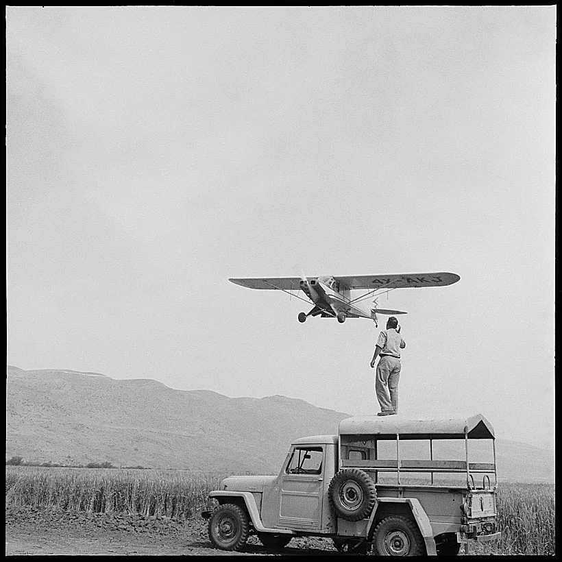 סרגיי דרסקי מכוון את טייס מטוס הריסוס איתן אילון, עמק החולה, 1960 Un Voyage En Israel