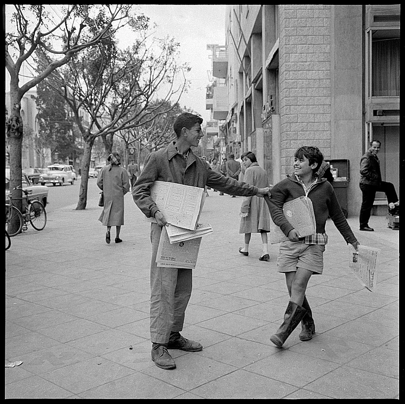 מוכרי עיתונים ברחוב אלנבי, תל־אביב, 1960