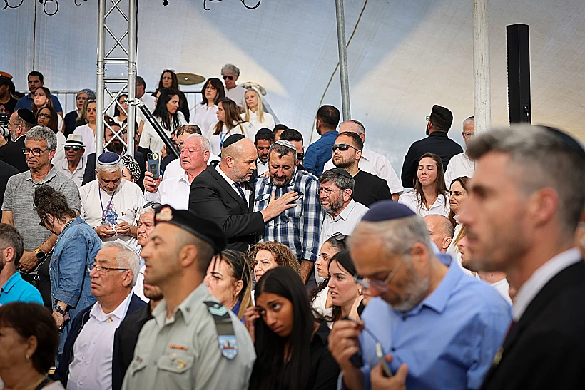 יו"ר הכנסת אמיר אוחנה משוחח עם האב השכול אבי רווח