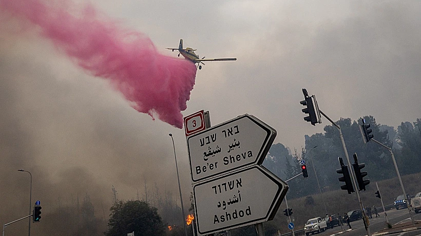 מטוס כיבוי פועל באזור ירושלים