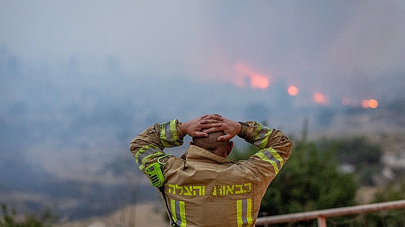 כבאי מול האש בהרי ירושלים