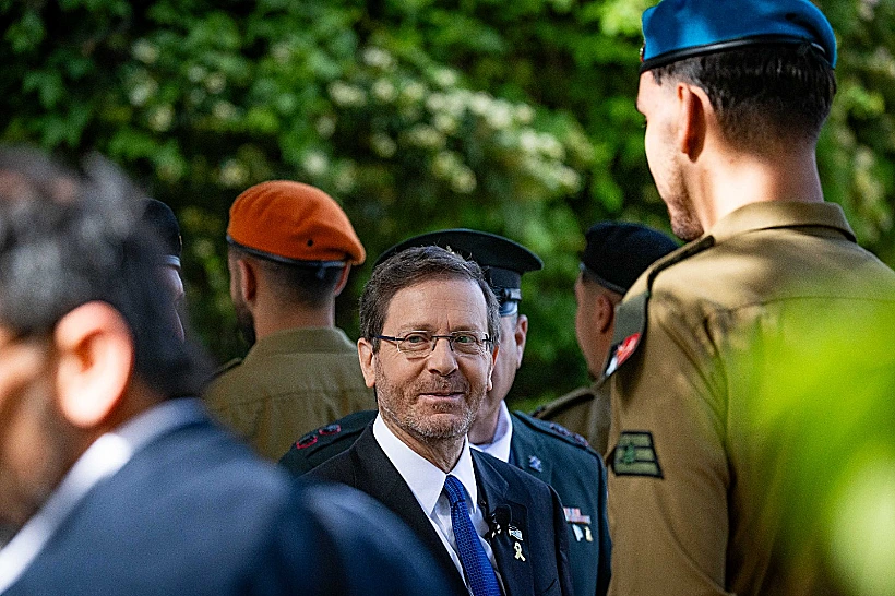 הנשיא הרצוג עם החיילים המצטיינים