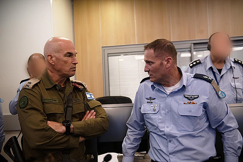 מפקד חיל האוויר, אלוף תומר בר ומפקד פיקוד הצפון, אלוף אורי גורדין מבור חיל האוויר בזמן התקיפה בסוריה