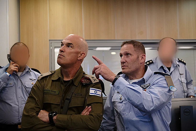 מפקד חיל האוויר, אלוף תומר בר ומפקד פיקוד הצפון, אלוף אורי גורדין מבור חיל האוויר בזמן התקיפה בסוריה