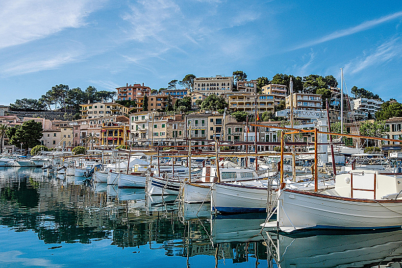 הנמל הציורי של העיירה סולר באי מיורקה