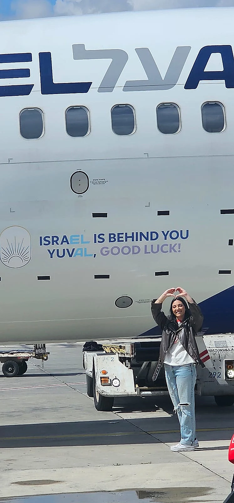 יובל רפאל עם המטוס איתו תטוס לאירוויזיון