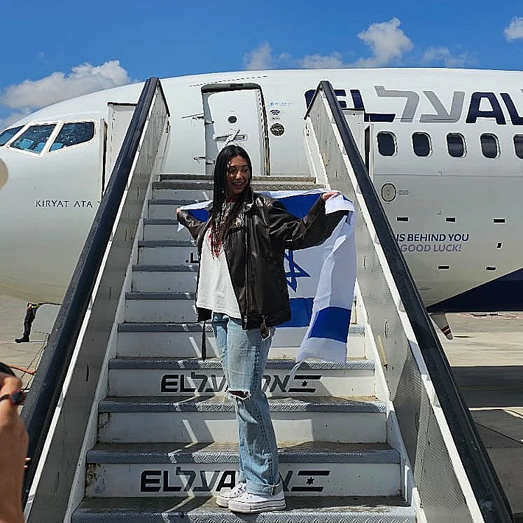 יובל רפאל עטופה בדגל ישראל לקראת טיסתה לאירוויזיון