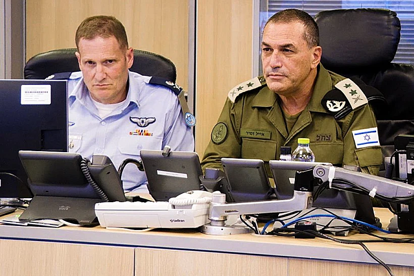 הרמטכ"ל אייל זמיר ומפקד חיל האוויר האלוף תומר בר בבור בקריה במהלך התקיפה בתימן