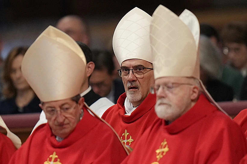 הקרדינל פיצבאלה לצד קרדינלים נוספים בוותיקן. הציע את עצמו לחמאס תמורת החטופים בעזה