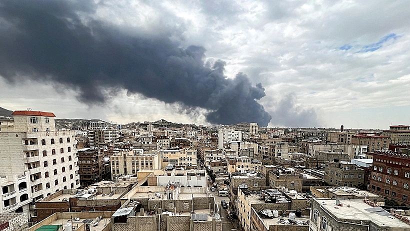 עשן באזור התקיפה בצנעא שבתימן