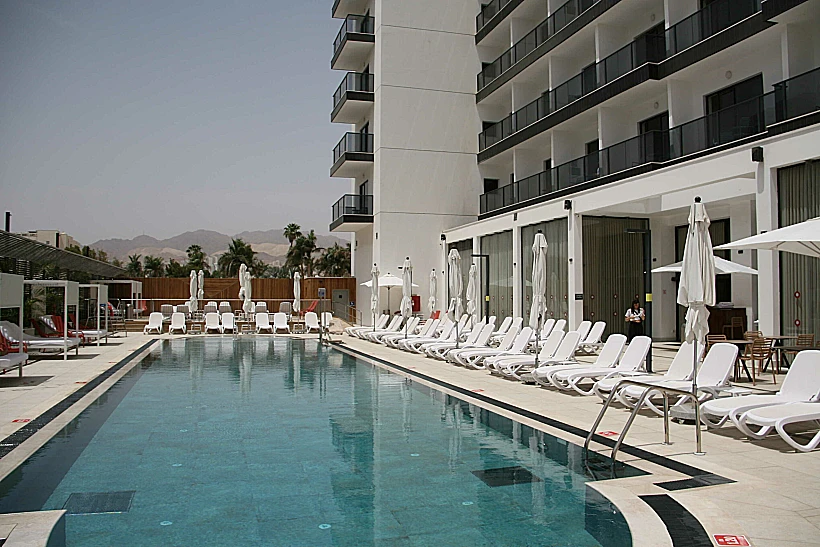 הבריכה החיצונית במלון רד סי אילת