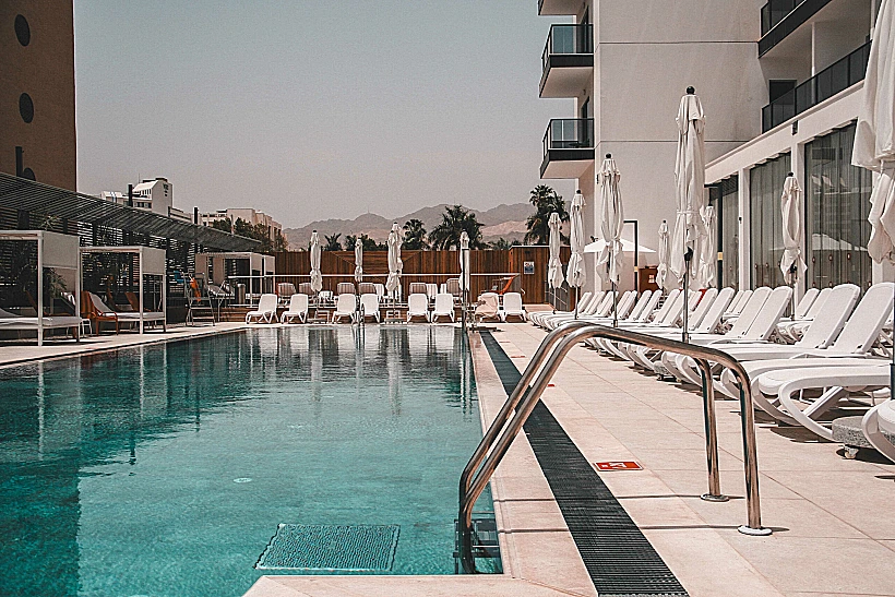 הבריכה החיצונית במלון רד סי אילת