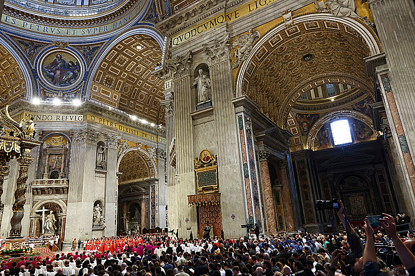 המונים בבזיליקת פטרוס הקדוש לקראת פתיחת הליך בחירת האפיפיור החדש