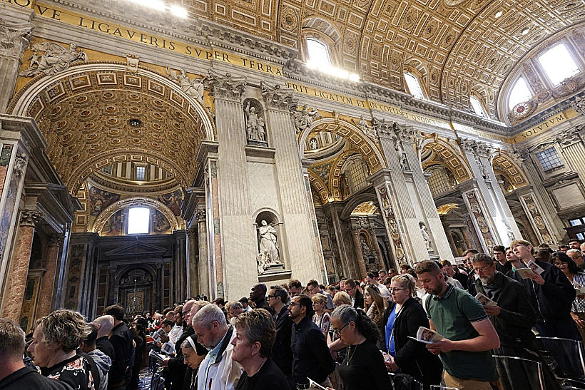 המונים בבזיליקת פטרוס הקדוש לקראת פתיחת הליך בחירת האפיפיור החדש