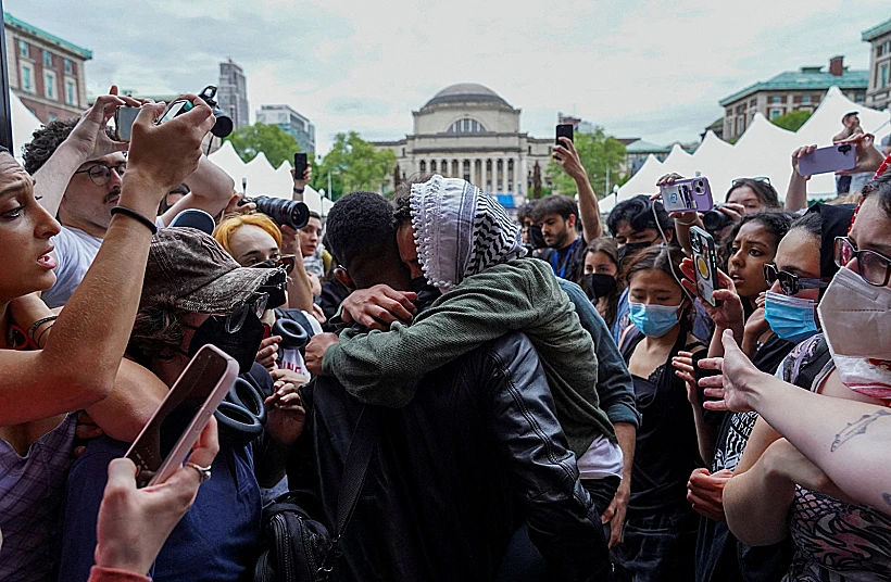 הפגנות באוניברסיטת קולומביה מחוץ לספריית באטלר
