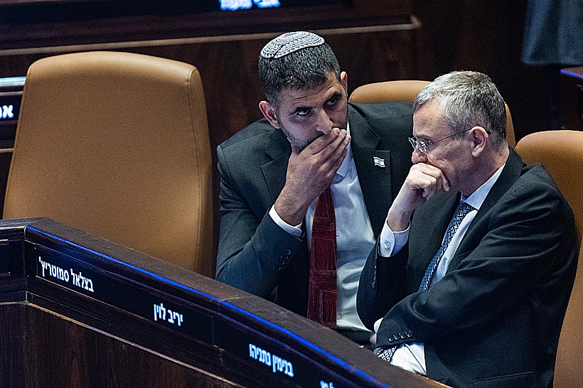 השרים יריב לוין ושלמה קרעי בכנסת