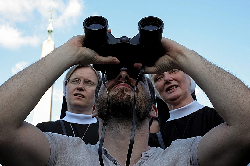 צופה ותיקן מחכה שייצא העשן אפיפיור