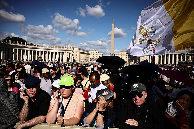 אלפים בוותיקן טרם בחירת האפיפיור