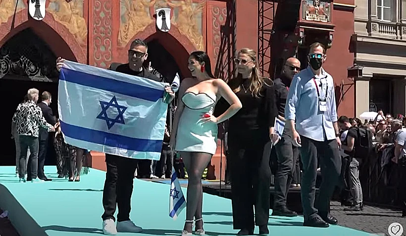 יובל רפאל בשטיח הטורקיז באירוויזיון 2025