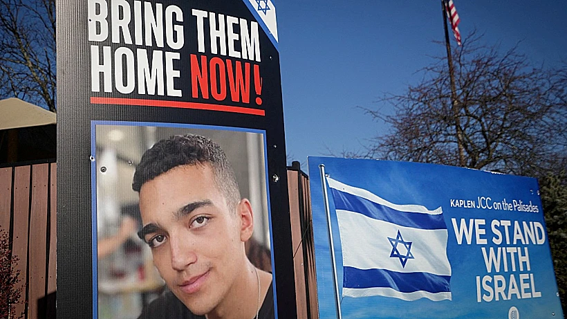 שלט עם תמונתו של עידן אלכסנדר בניו ג'רזי