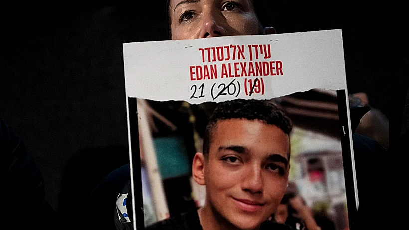 כרזה עם תמונתו של עידן אלכסנדר בהפגנה למען שחרור החטופים