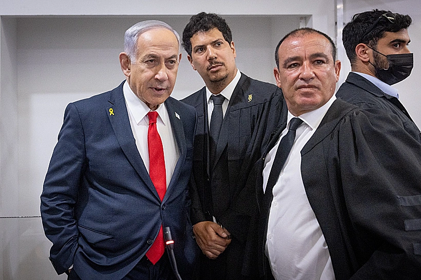 רה"מ נתניהו עם עורכי הדין עמית חדד וז'ק חן בבית המשפט