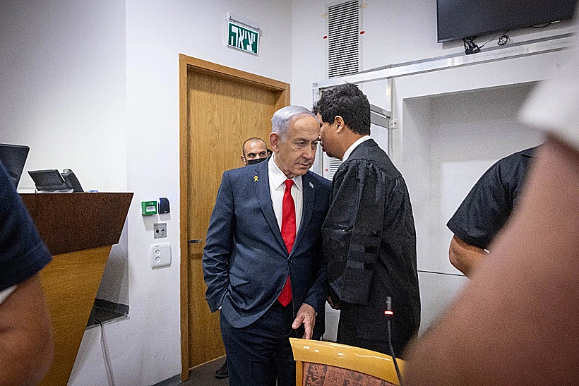 רה"מ נתניהו וסנגורו עו"ד עמית חדד בבית המשפט