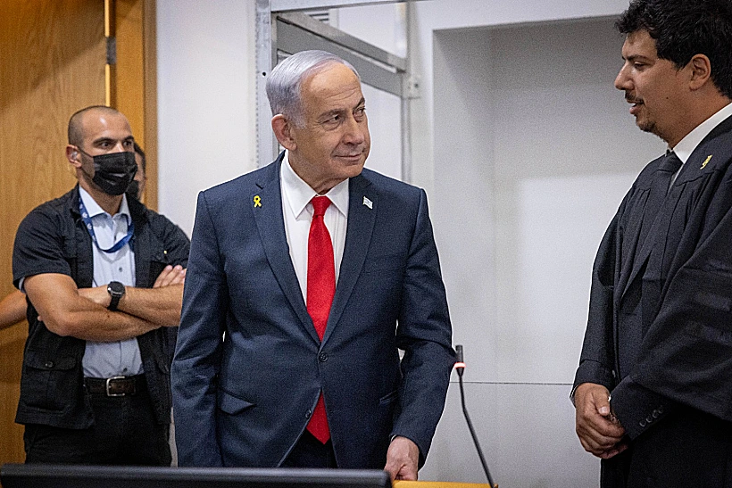 רה"מ נתניהו וסנגורו עו"ד עמית חדד בבית המשפט