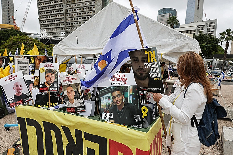 הכנות בכיכר החטופים לשחרור עידן אלכסנדר