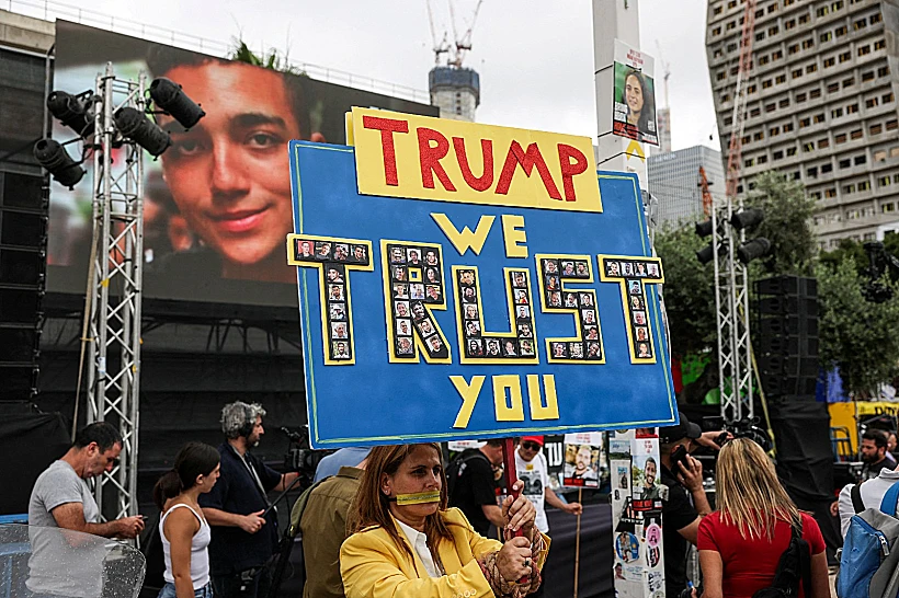 הכנות בכיכר החטופים לשחרור עידן אלכסנדר