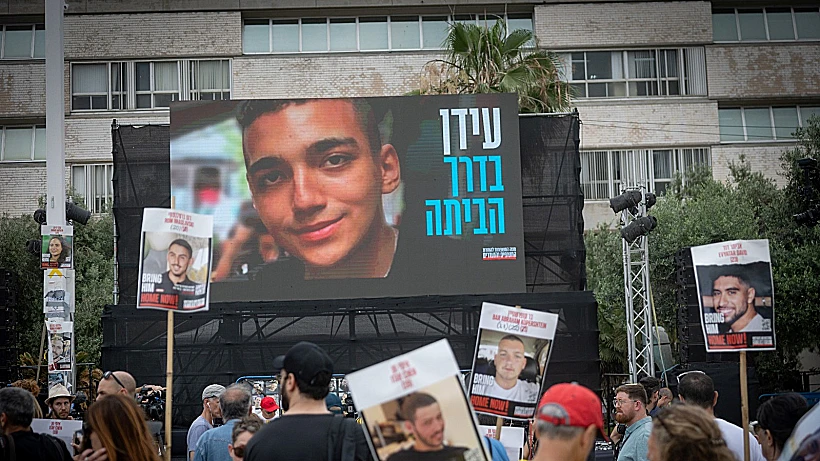 עידן אלכסנדר בדרך הביתה. הפגנה בת"א