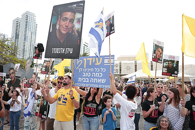 המונים בכיכר החטופים בת"א לקראת שחרור עידן אלכסנדר