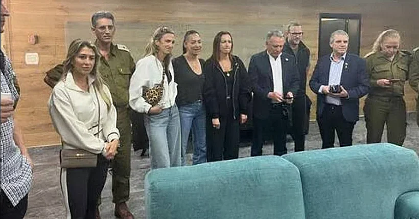 יעל אלכסנדר ממתינה לבנה עידן ברעים, לצד השליחים האמריקניים סטיב ויטקוף ואדם בוהלר