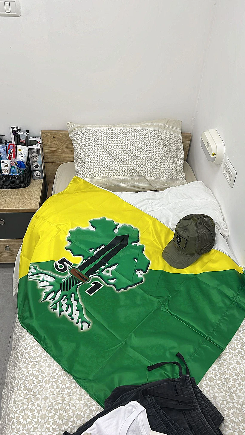 מכינים את החדר שבו יתקבל עידן אלכסנדר ברעים