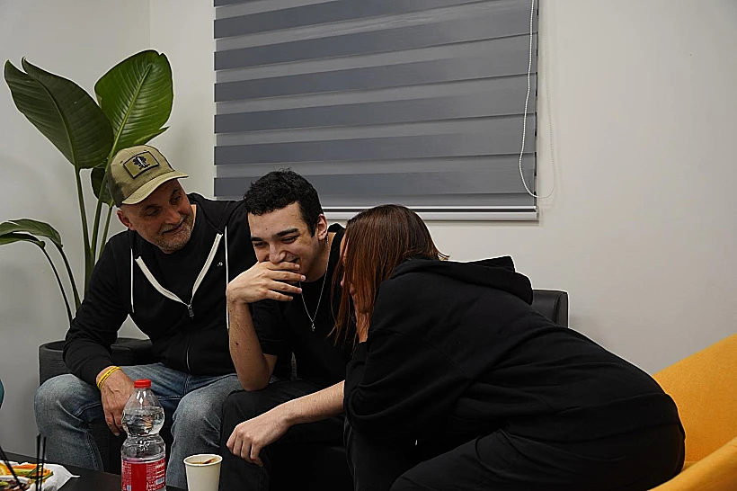 עידן אלכסנדר מתאחד עם משפחתו ברעים