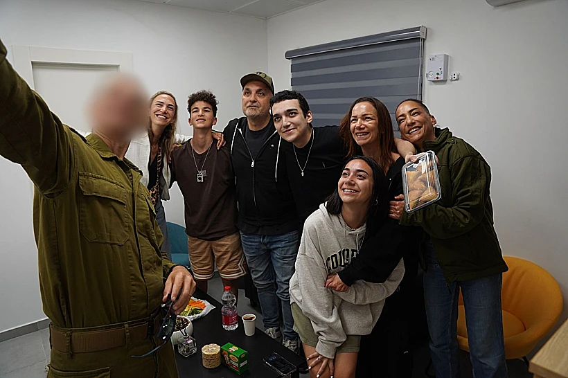 עידן אלכסנדר מתאחד עם משפחתו ברעים