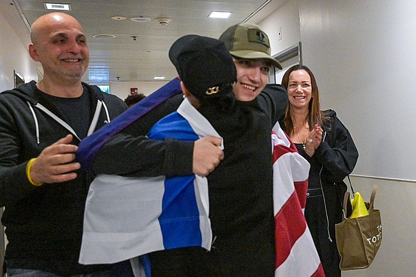 עידן אלכסנדר מתאחד עם משפחתו באיכילוב