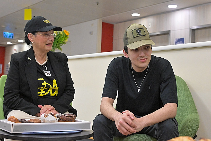 עידן אלכסנדר מתאחד עם משפחתו באיכילוב