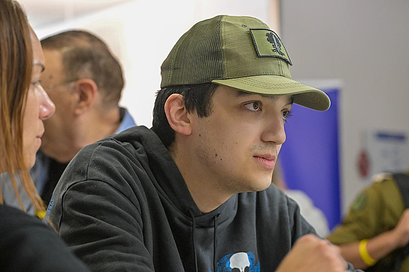 עידן אלכסנדר מתאחד עם משפחתו באיכילוב