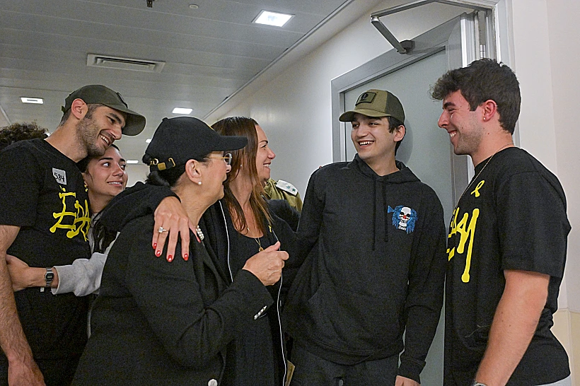 עידן אלכסנדר מתאחד עם משפחתו באיכילוב