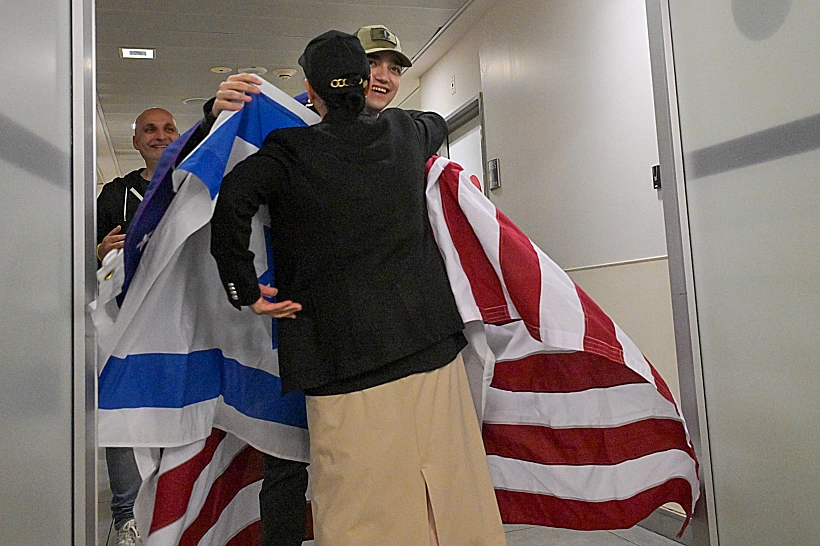 עידן אלכסנדר מתאחד עם משפחתו באיכילוב