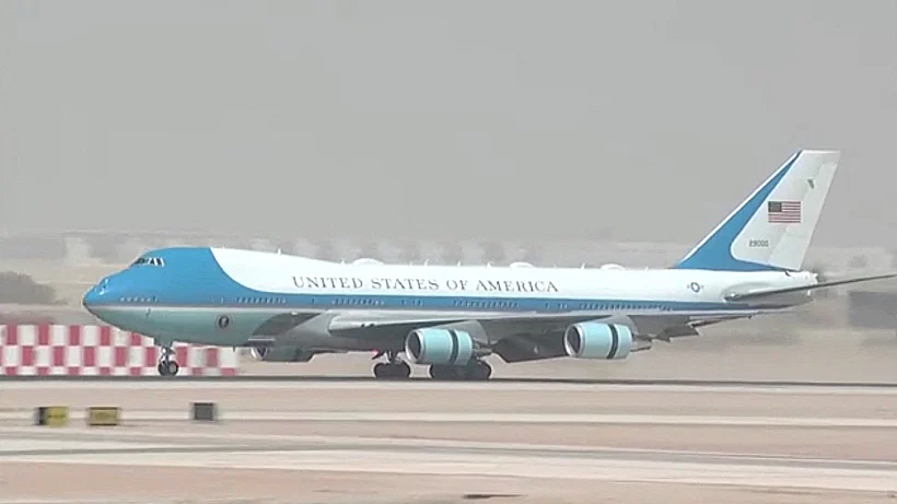 אייר פורס 1 נוחת בסעודיה