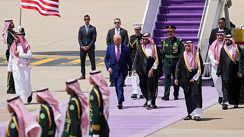 טראמפ נפגש עם בן סלמאן בצאתו מאייר פורס 1 בריאד