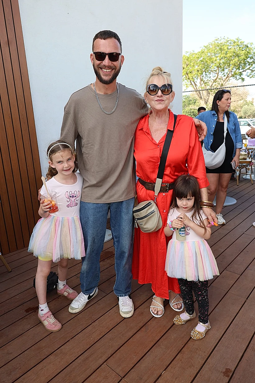 עוז זהבי עם הבנות כרמי וליב ואמו יוספה