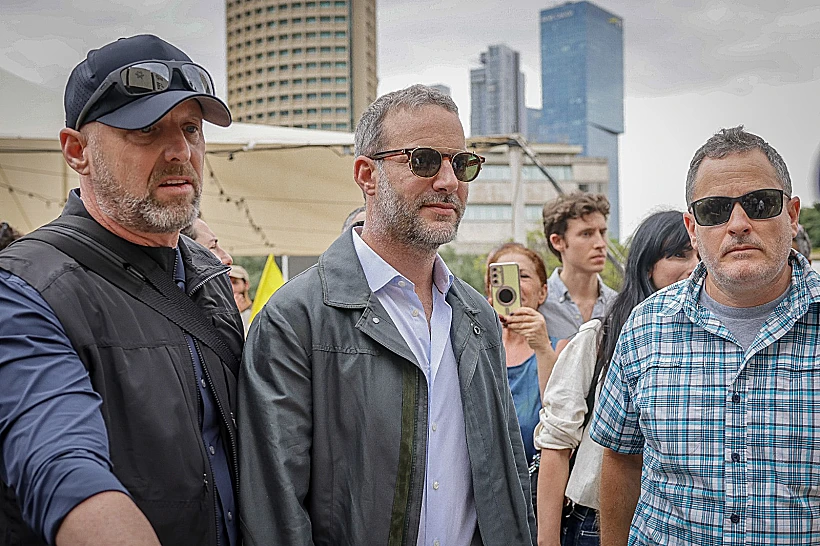 אדם בוהלר בכיכר החטופים