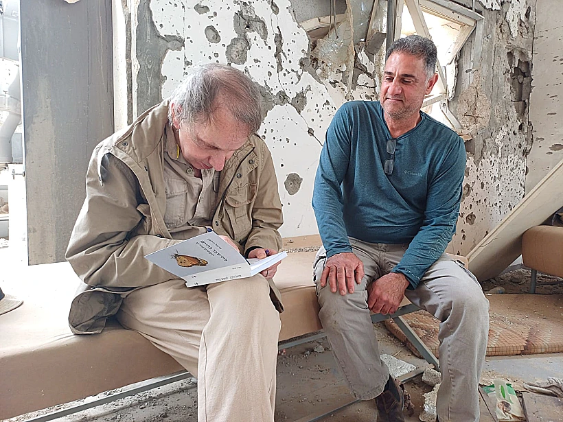 מישל וולבק חותם לרוני ברוך על ספרו "להישאר בחיים"